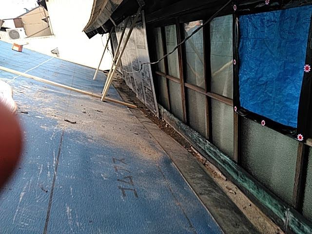 雨漏りしている瓦屋根