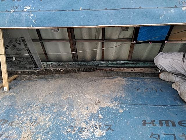 雨漏りしている瓦屋根