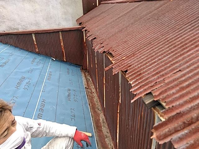 雨漏りしている瓦屋根