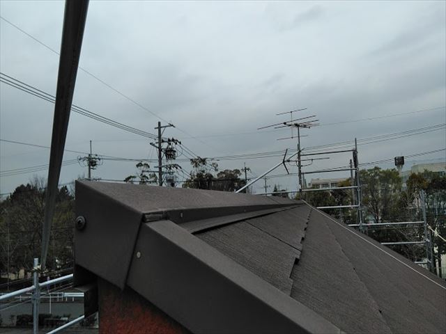 大型商業施設向かいの屋根をカバー工事