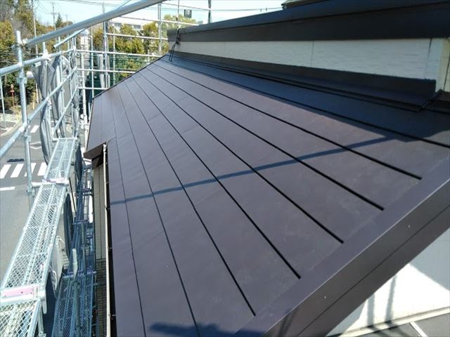 大型商業施設向かいの屋根をカバー工事