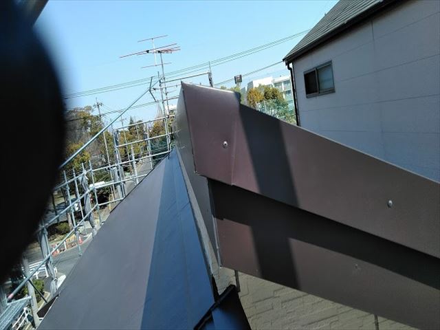 大型商業施設向かいの屋根をカバー工事