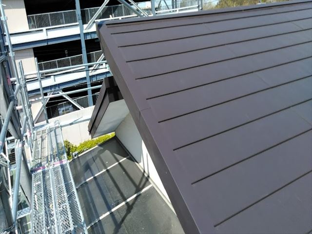 大型商業施設向かいの屋根をカバー工事