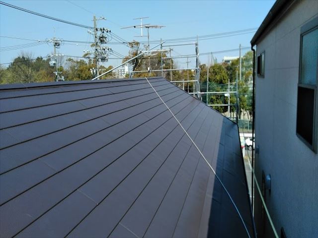 大型商業施設向かいの屋根をカバー工事