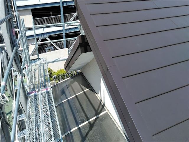 大型商業施設向かいの屋根をカバー工事