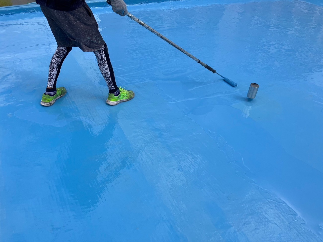 シートの上から塗料を塗布