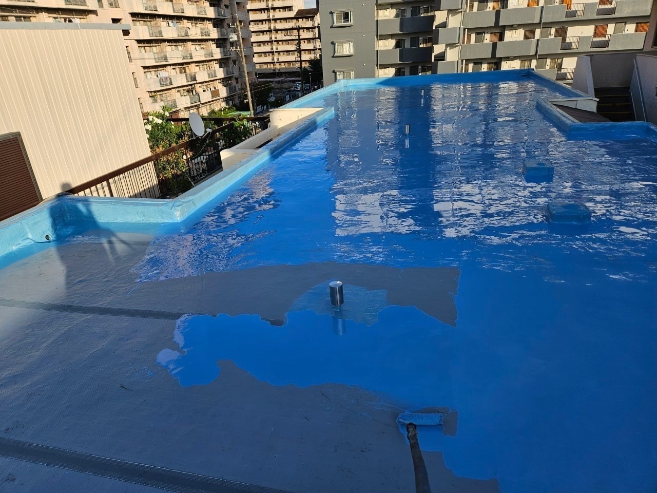 塗料が広がる屋上