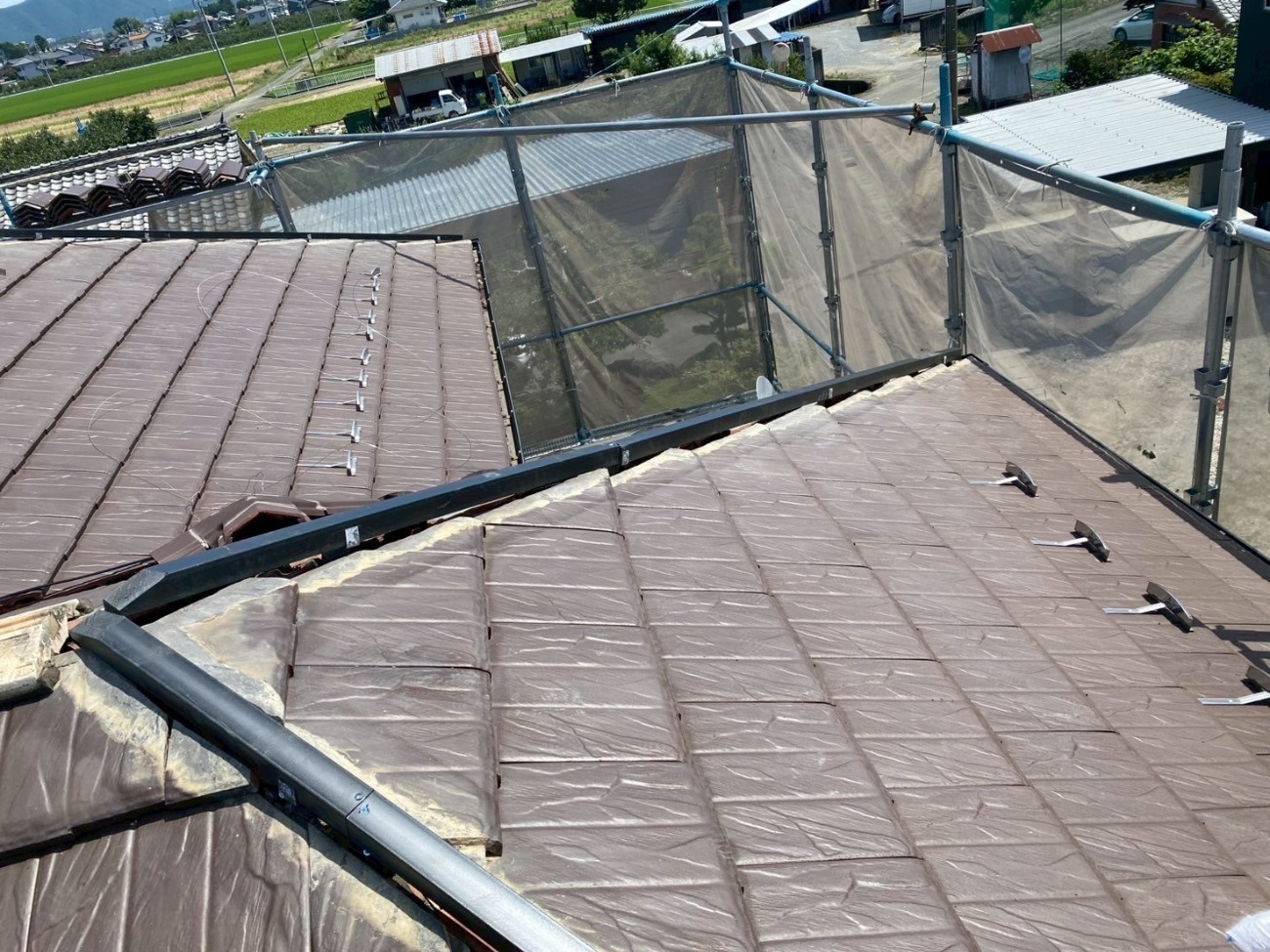 樹脂製垂木を補助金具へ固定