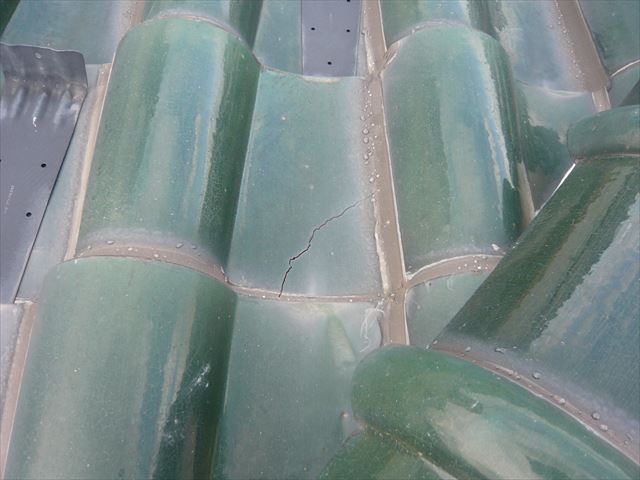 新たな瓦の割れ