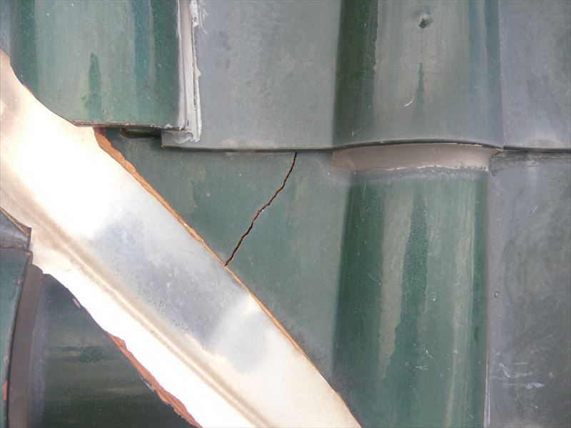 新たな瓦の割れ