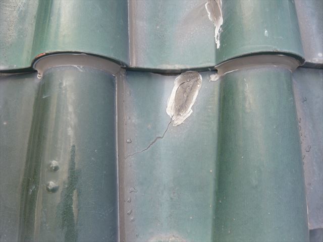 瓦の補修跡からひび割れ