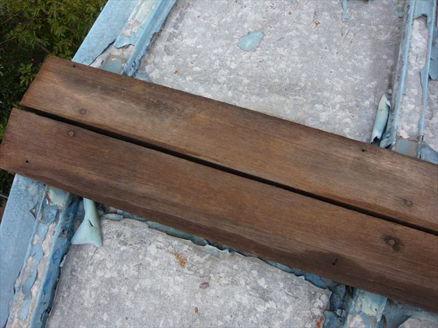 棟板金の外れた場所