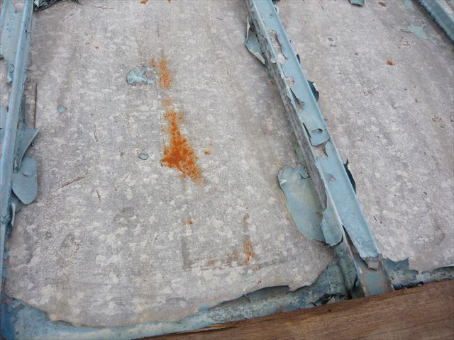トタンの塗膜剥離と錆