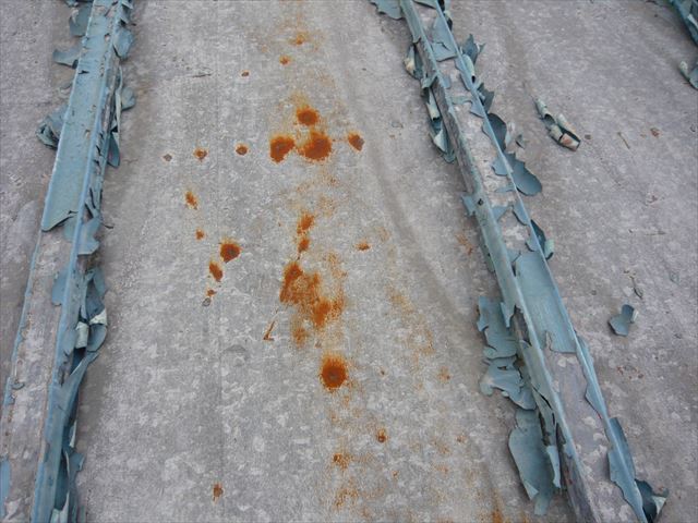 トタンの塗膜剥離と錆