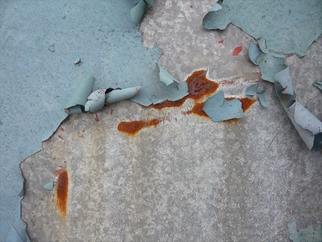 トタンの塗膜剥離と錆