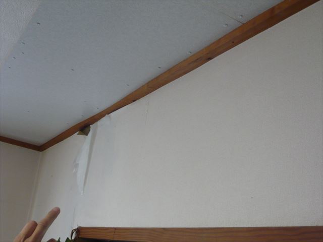 室内の天井の雨漏り跡