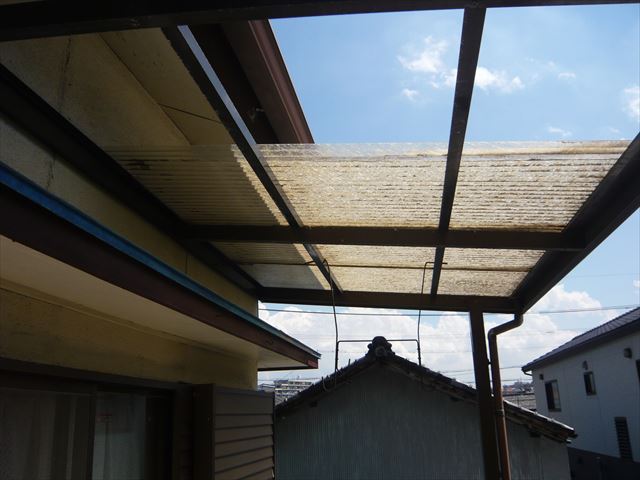 ベランダの屋根が飛散