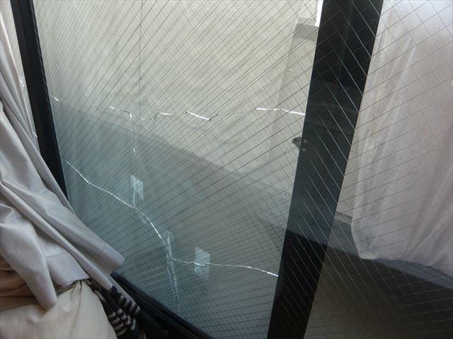 3階窓ガラスのひび割れ