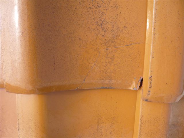 瓦の表面の釉薬にひび割れ