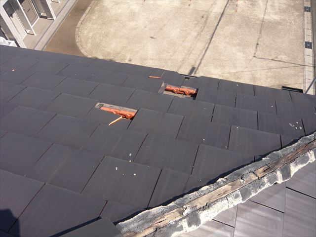 棟瓦の落下による瓦の割れ