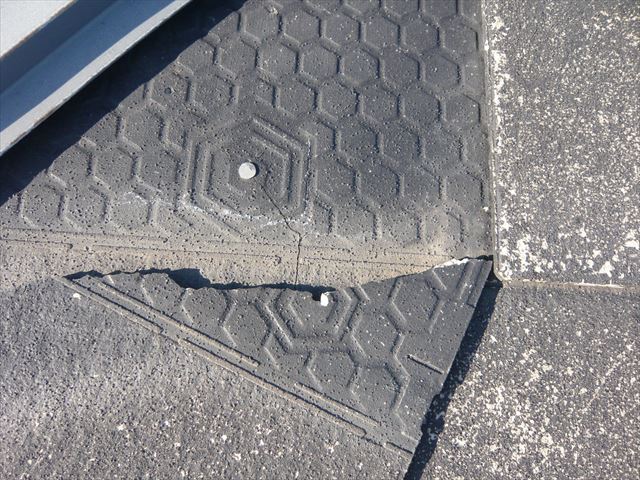 割れたスレートがずれた