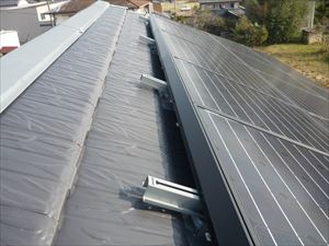 屋根に太陽光発電