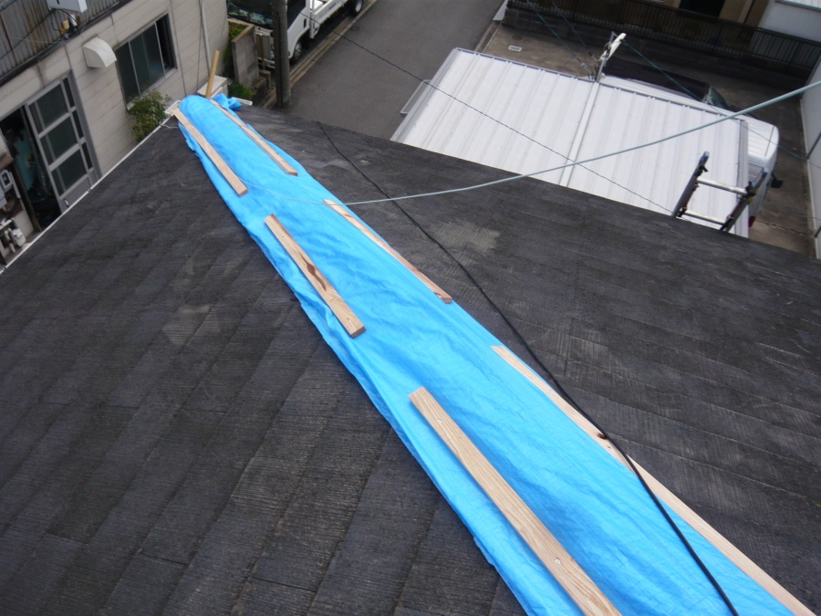 ブルーシートで養生