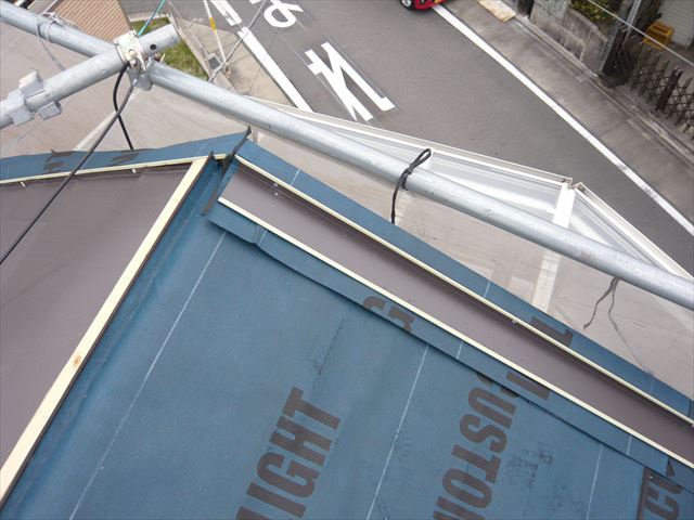 防水紙貼りとケラバの水切り取付