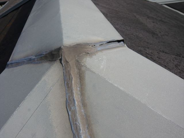 棟板金のコーキングの劣化