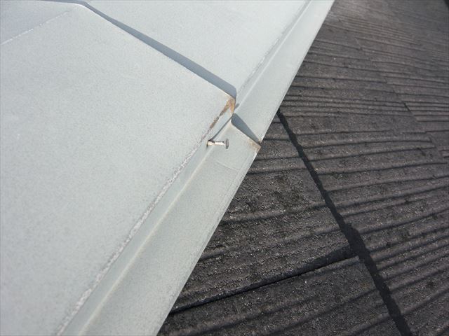 棟板金の釘浮き