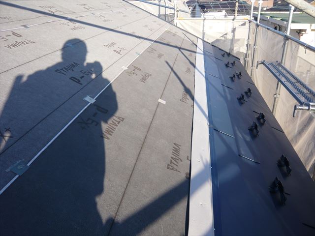 ルーフィング後に葺きはじめ