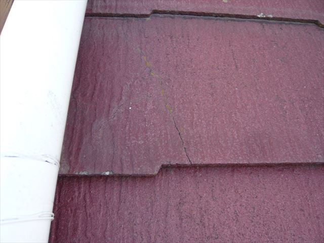 下屋根のひび割れ