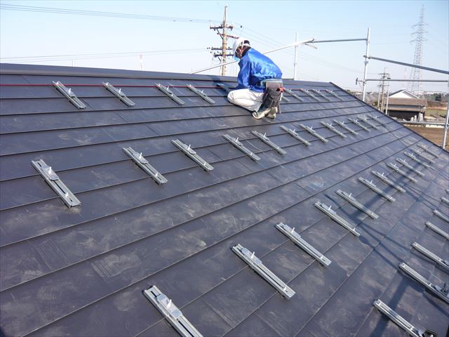 屋根にカバー用の金具取り付け