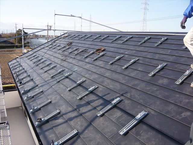 屋根にカバー用の金具取り付け