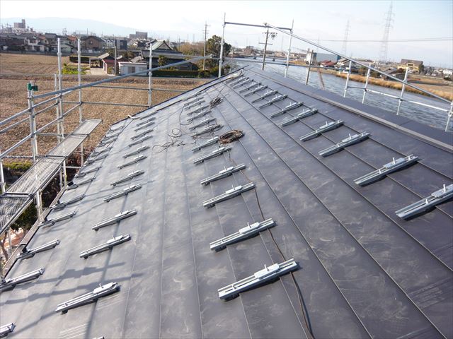 屋根にカバー用の金具取り付け