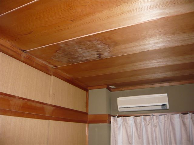 室内の天井の雨染み