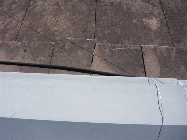 棟付近に瓦の割れ