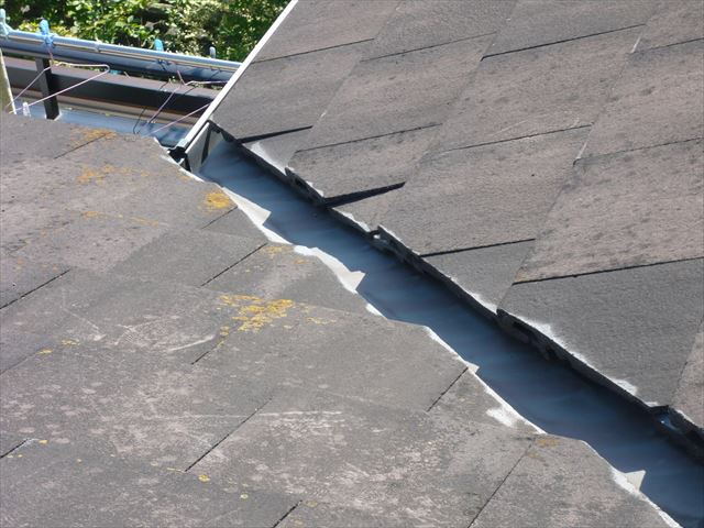 谷部分の瓦のズレ