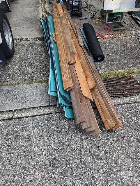 屋根カバー工法で廃材として処分する棟板金と貫板