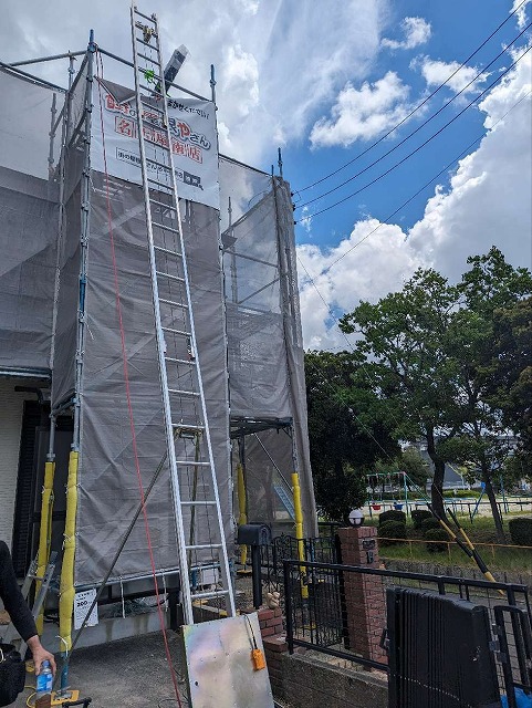 屋根、外壁メンテナンスのための足場と屋根材を運ぶ荷揚げ機