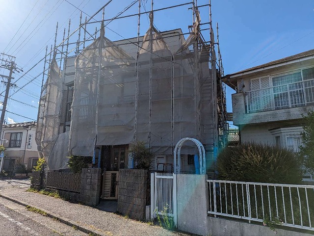 足場周囲にメッシュシートを張って屋根メンテナンスの足場設置が完了