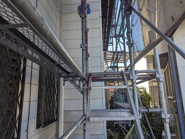 足場工事の昇降階段設置状況