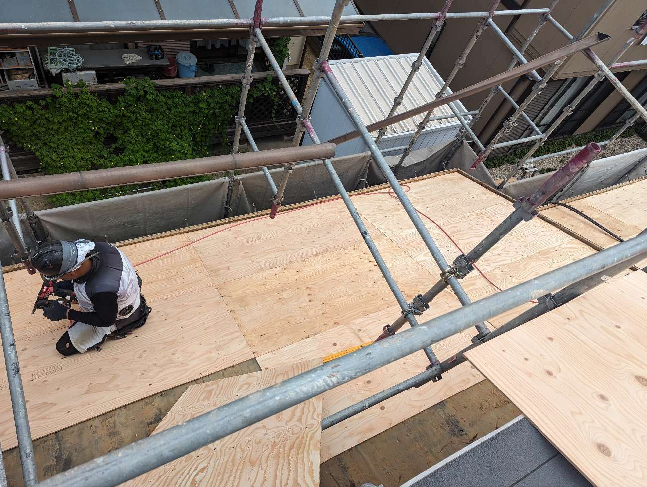 古い野地板の上に新しい合板を重ねる様子