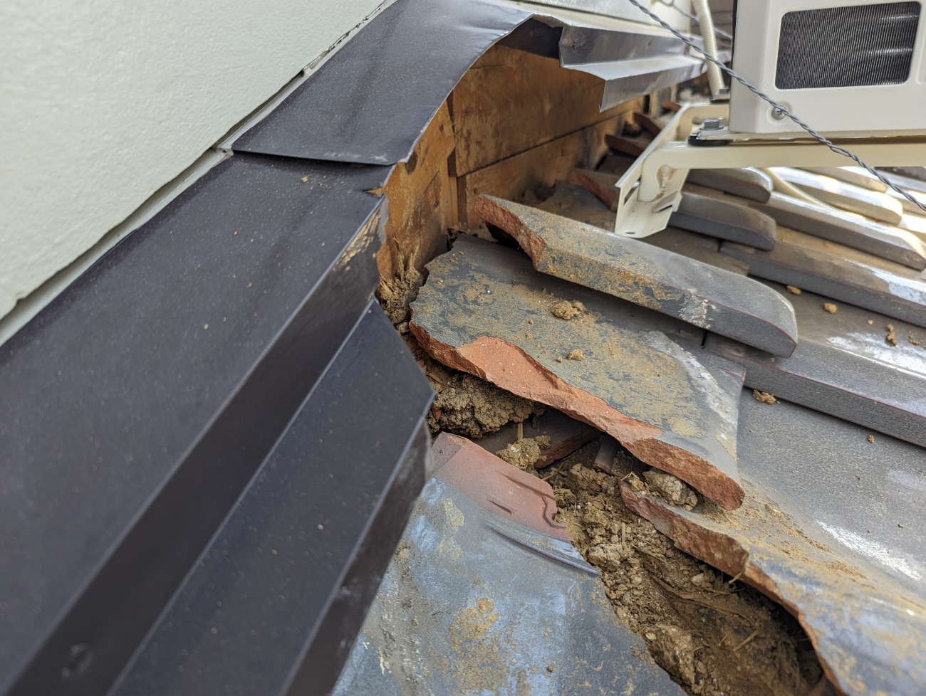 雨押え板金の下の漆喰の撤去