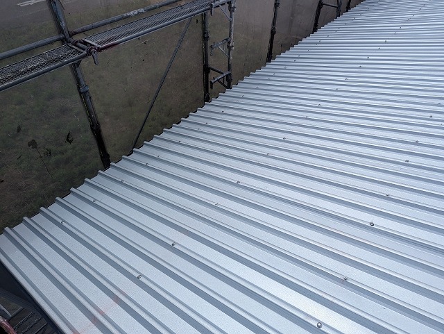 新しい屋根材を設置