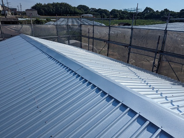 屋根の棟板金を設置