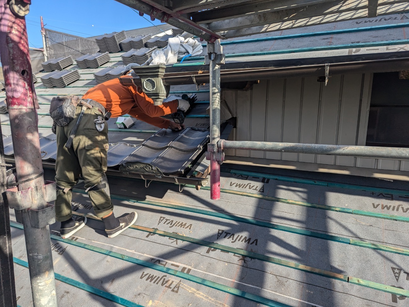 軽量瓦をていねいに取り付ける