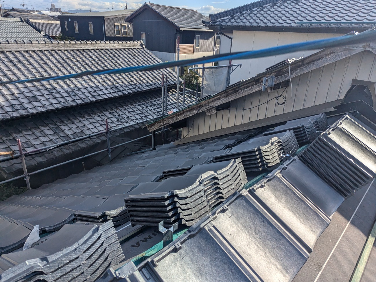 軽量瓦が並ぶ様子