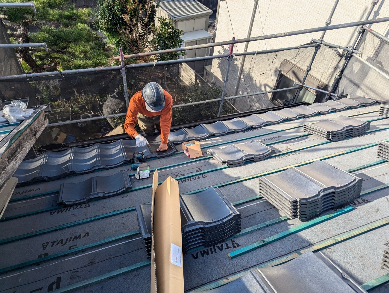 軽量瓦の施工の様子