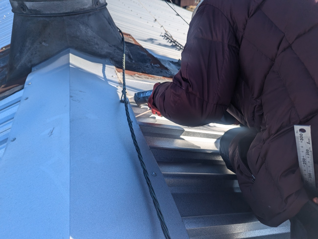 屋根施工で隙間を埋める